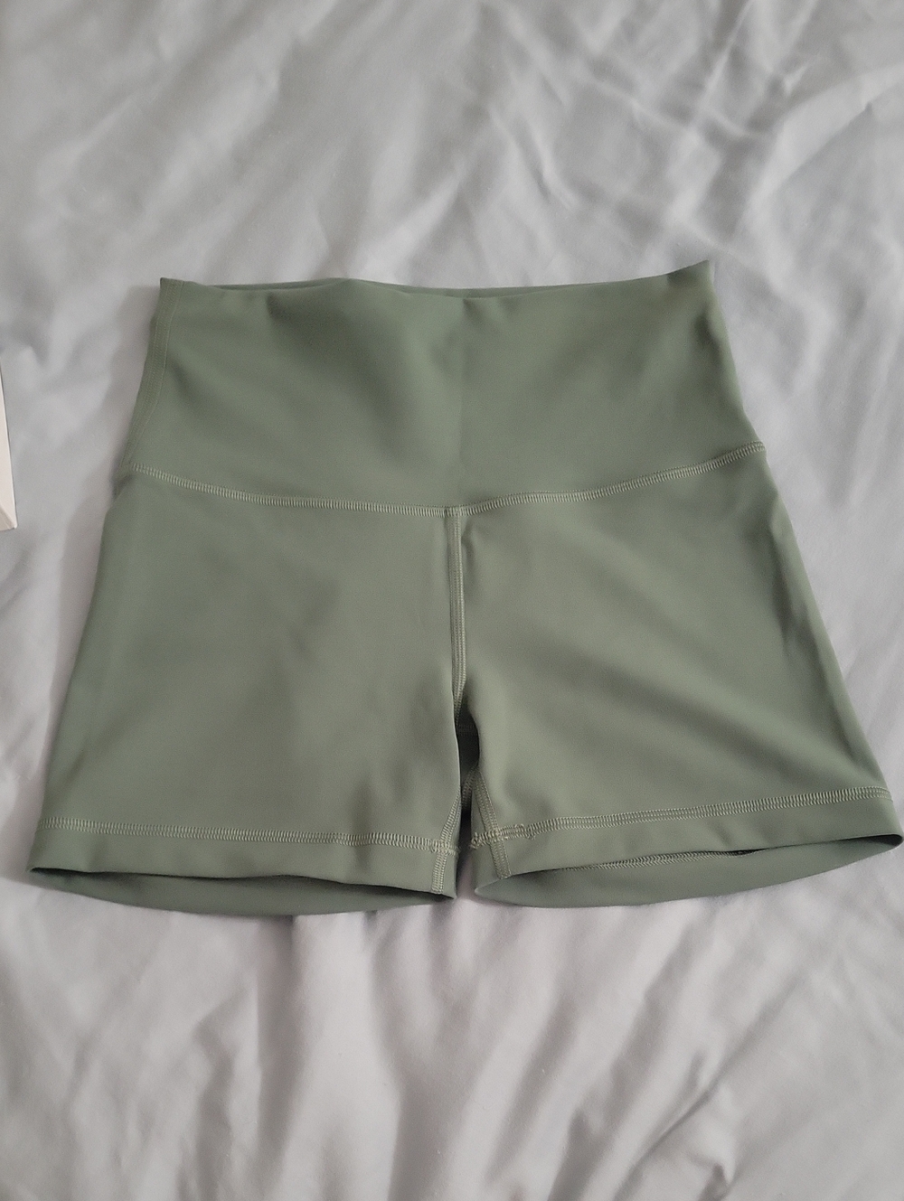 Lululemon High-Waist Sage Green Wunder train Short 4" Size 6